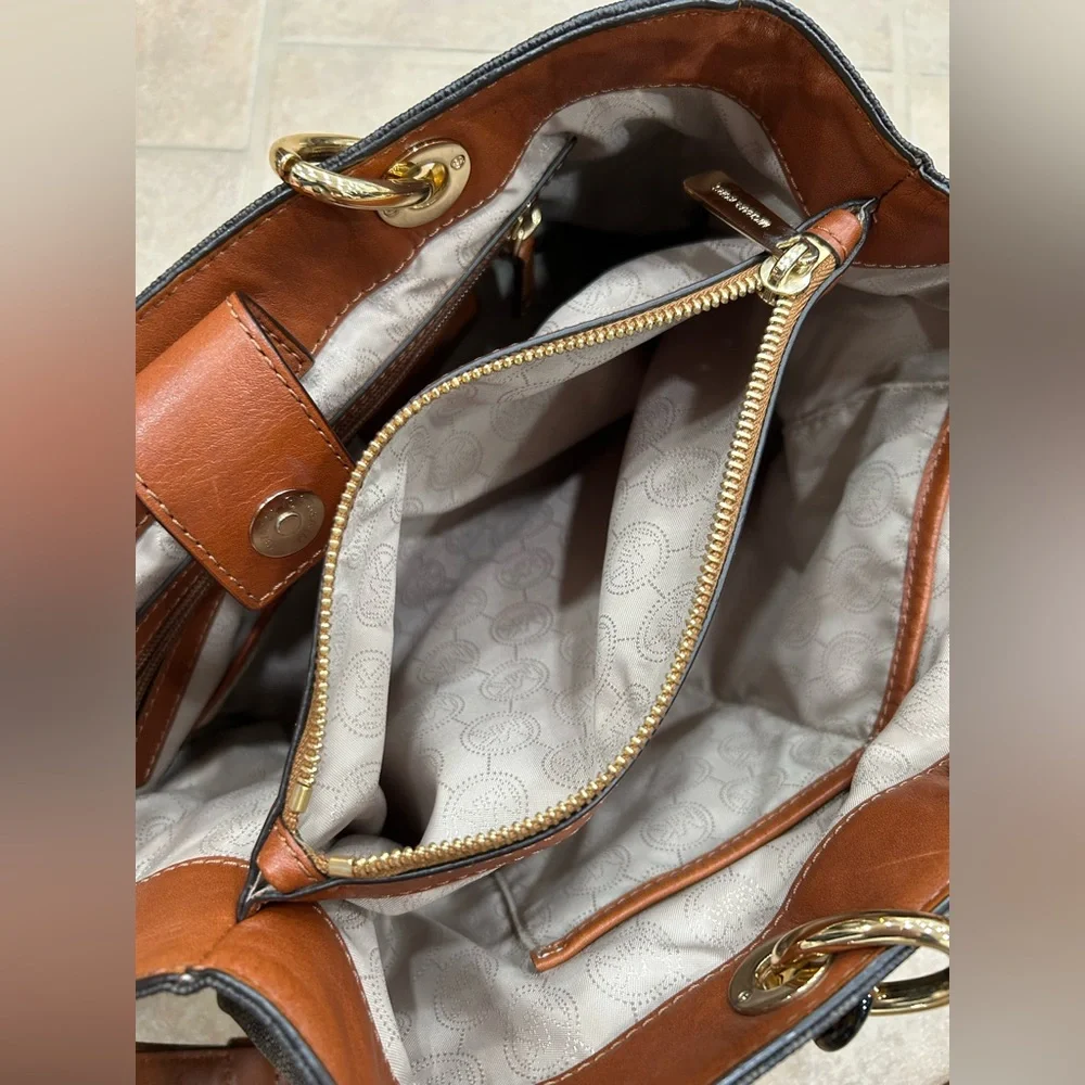 Michael Kors handbag/ adjustable crossbody - Picture 6 of 6